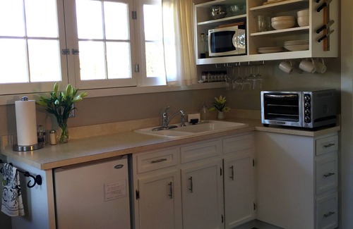Skidmore Academy Historic District House | Stone's Throw Bungalow ~ Walk to Plays, Licensed/Legal, Private Entrance, Garden