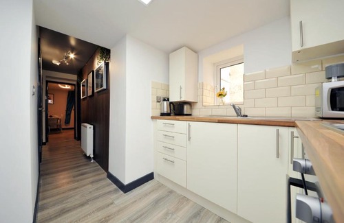 Castle Apartment | Stone's Throw City Centre - TV in every Bedroom!