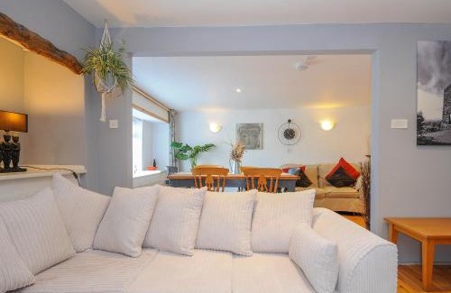 Launceston House | Stone's Throw Cottage