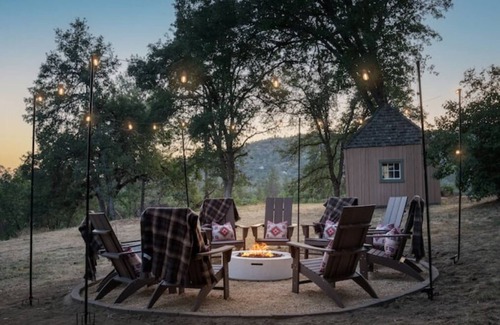 Yosemite Forks House | Stone & Thistle Cottage: Spa, Tavern,Airsoft Range