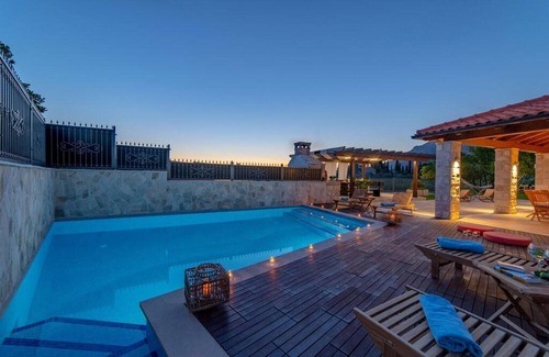 Zastolje Villa | Stone villa- pool with hydro massage ,BBQ, garden,private parking, playground area