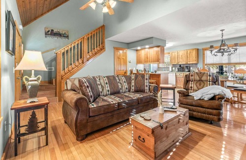 Reeds Spring Cabin | Stonebridge Lodge! New Recliner, Fireplace, King Bed, Lots of Space! | 104B