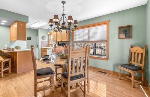 Reeds Spring Cabin | Stonebridge Lodge! New Recliner, Fireplace, King Bed, Lots of Space! | 104B