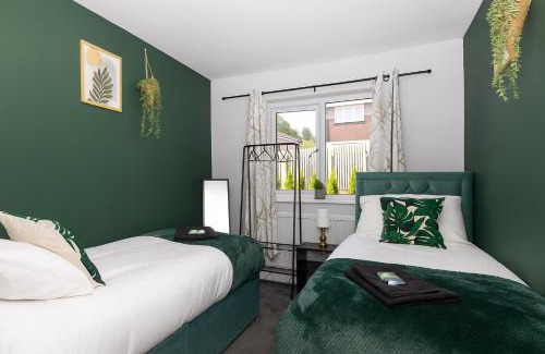 Leeds House | Stonecliffe Thirty Five By Alt-Stay - 3 Bed Contractor and Relocation Accommodation with Ensuite Bedroom, Parking, Kitchen, Laundry, Pool Table, Fast Wi Fi and Smart TV - Long Stay Ready with Weekly and Monthly Rates