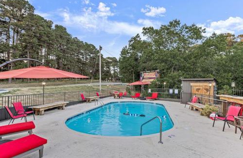 Eureka Springs Apartment | Stonegate Lodge King Bed WIFI 50in Roku TV Salt Water Pool Room # 302