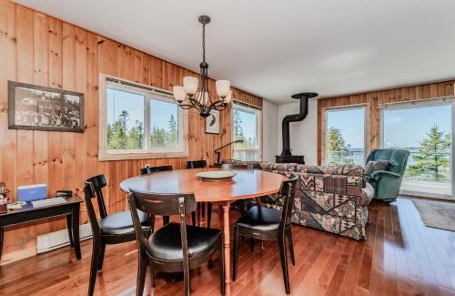 Northern Bruce Peninsula House | Stonehenge Tobermory - Rustic Retreat