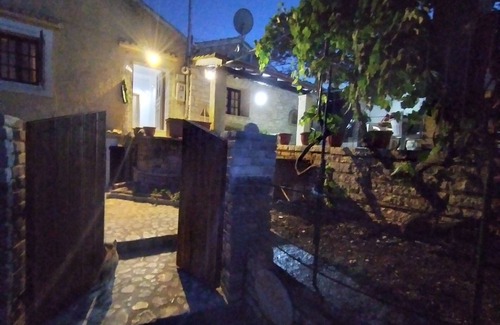 Petaleia Cottage | stonemakers hide