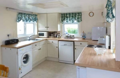 Totland Bay Cottage | STONEWIND FARM, pet friendly, with a garden in Totland