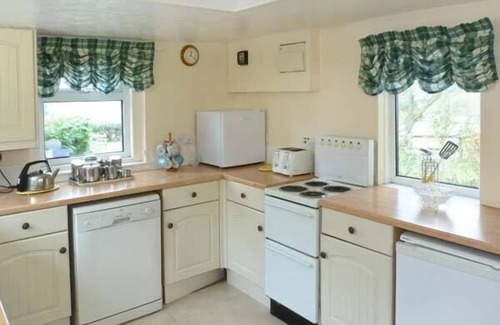 Totland Bay Cottage | STONEWIND FARM, pet friendly, with a garden in Totland