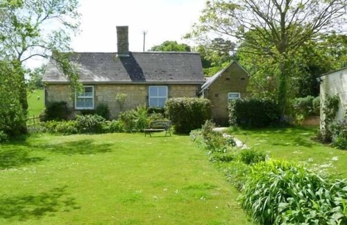 Totland Bay Cottage | STONEWIND FARM, pet friendly, with a garden in Totland