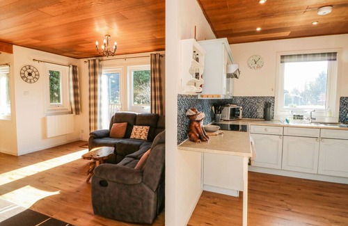 Woolfardisworthy Cottage | STONEWOOD LODGE, pet friendly in Woolsery