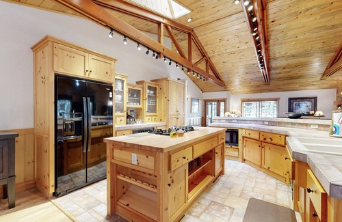 Eagle Mountain Estates Cabin | Stony Creek Retreat ~ Charming Mountain escape close to skiing, hiking, the lake, and the Village