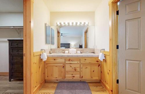 Eagle Mountain Estates House | Stony Creek Retreat ~ Charming Mountain escape close to skiing, hiking, the lake, and the Village