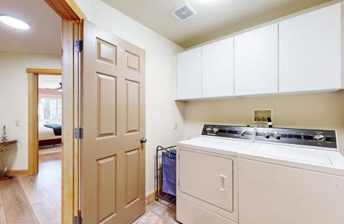 Eagle Mountain Estates House | Stony Creek Retreat ~ Charming Mountain escape close to skiing, hiking, the lake, and the Village