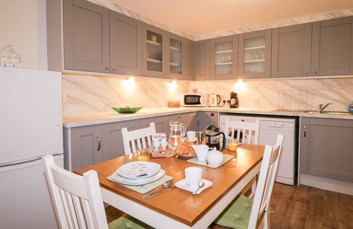 Lewiston Cottage | STONYWOOD COTTAGE, pet friendly in Drumnadrochit, Loch Ness