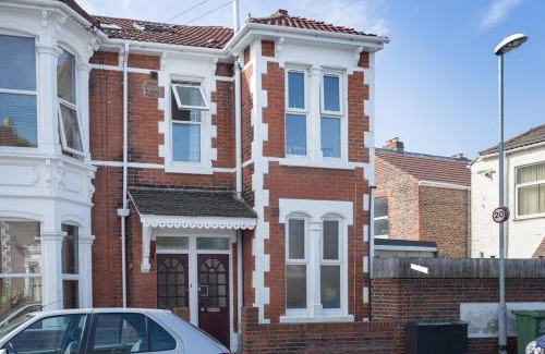 Southsea Apartment | Stopover at ORCHARD APARTMENT light and cosy
