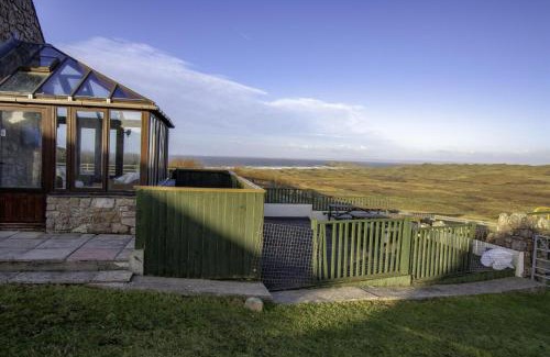Llangennith House | Stormy Castle - 6 Bedroom Sleeps 14 - Llangenith