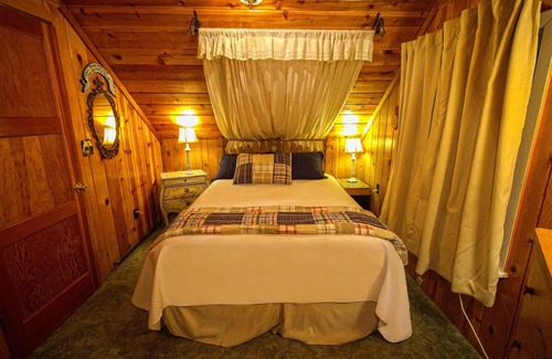 Twin Peaks Hotel | Storybook Cottage - Family | Pets | Storybook Themed | Ponds & Streams