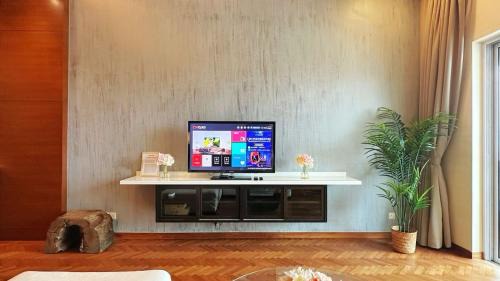 Seri Tanjung Pinang Apartment | Straits Quay Highest & Wonderful Seaview Suite