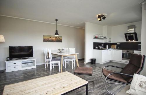 Lobbe Apartment | strandnah mit Balkon, gratis Nutzung vom AHOI Erlebnisbad und Sauna in Sellin - Strandhaus Mönchgut FeWo11