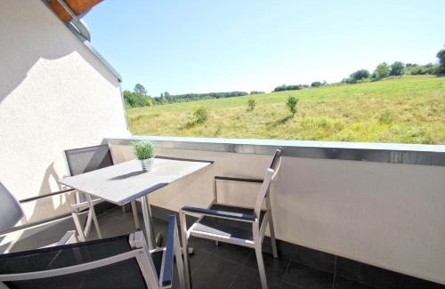 Lobbe Apartment | strandnah mit Balkon, gratis Nutzung vom AHOI Erlebnisbad und Sauna in Sellin - Strandhaus Mönchgut FeWo11
