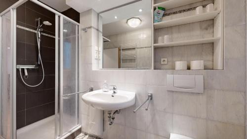 Binz Apartment | strandnahe FeWo mit Schwimmbad im Haus, a cappella 63, Binz