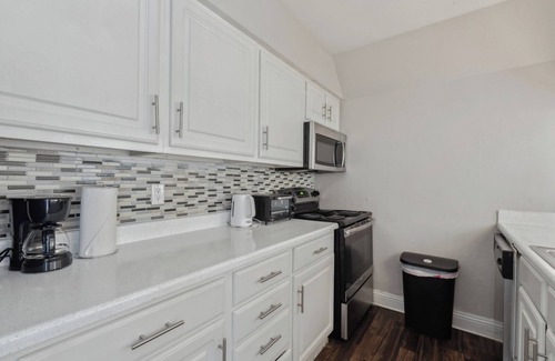 South Arlington Apartment | Stratton 409A I Spacious 2 Bed 1.5 Bath