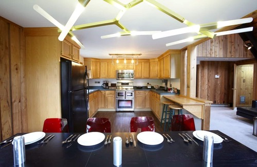 Stratton Mountain House | STRATTON 5 STAR SKI HOME: HOT TUB, SAUNA, 2 SUITES, 2 FIREPLACES