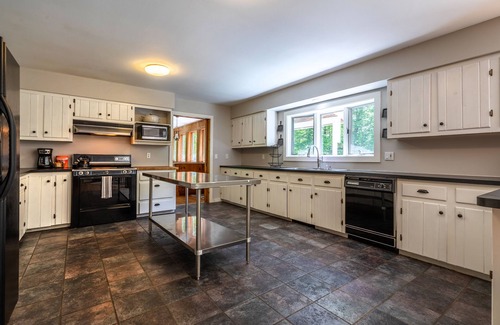 Stratton and Bromley Ski Areas Ski Chalet | Stratton Chalet with Hot Tub and Golf Simulator