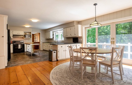 Stratton and Bromley Ski Areas Ski Chalet | Stratton Chalet with Hot Tub and Golf Simulator