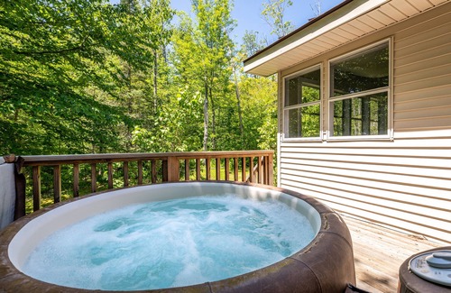Stratton and Bromley Ski Areas Ski Chalet | Stratton Chalet with Hot Tub and Golf Simulator