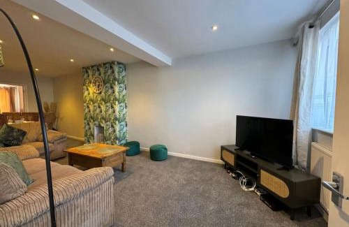 Swindon House | Stratton House, Sleeps 13, 6 bedrooms, Parking, Long Stay Disc