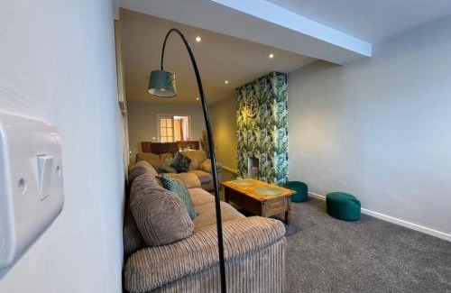 Swindon House | Stratton House, Sleeps 13, 6 bedrooms, Parking, Long Stay Disc