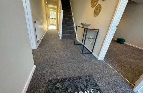 Swindon House | Stratton House, Sleeps 13, 6 bedrooms, Parking, Long Stay Disc