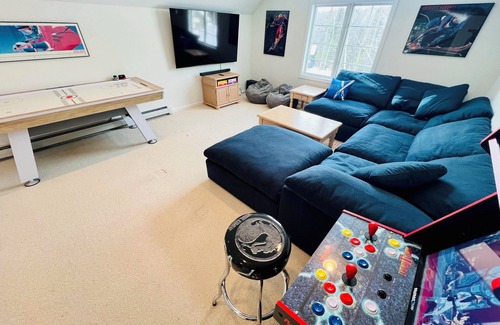 Jamaica House | Stratton MTN Retreat~4BR/10Bed Ski House w/2 MSTRS-Jacuzzi-Game RM-3mins to MTN!