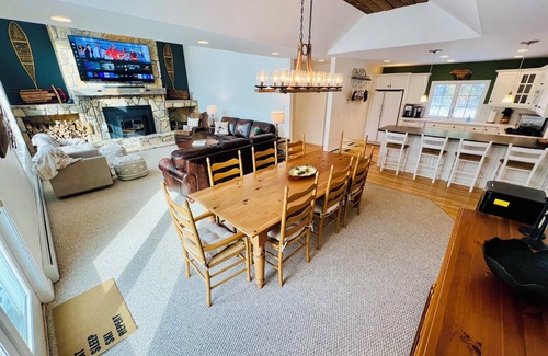 Jamaica House | Stratton MTN Retreat~4BR/10Bed Ski House w/2 MSTRS-Jacuzzi-Game RM-3mins to MTN!
