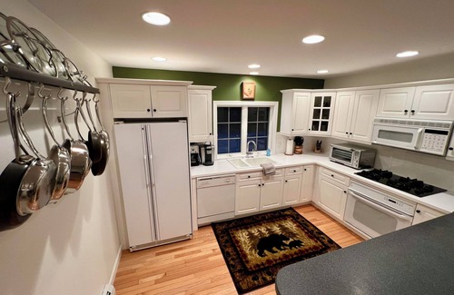 Jamaica House | Stratton MTN Retreat~4BR/10Bed Ski House w/2 MSTRS-Jacuzzi-Game RM-3mins to MTN!