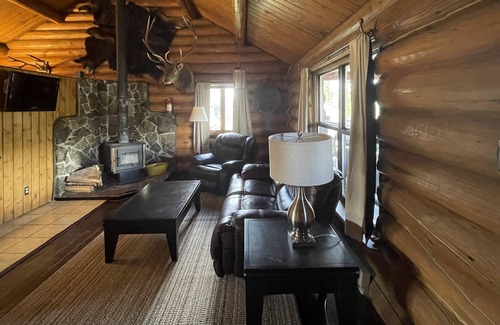 Dubois Cabin | Stratton Ranch - Wyoming Getaway Cabin - 4 bed/2 bath WY Cabin!