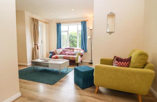 Cricklade House | Straw Cottage