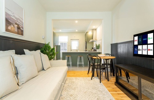 Hochelaga Apartment | Strawberry Stays! Secret to sweet dreams!