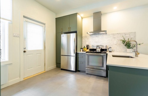 Hochelaga Apartment | Strawberry Stays! Secret to sweet dreams!
