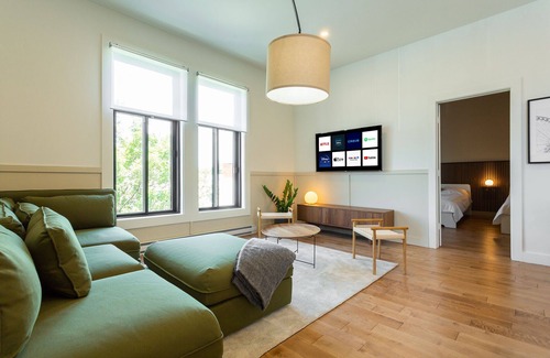 Hochelaga Apartment | Strawberry Stays! Secret to sweet dreams!