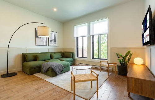 Hochelaga Apartment | Strawberry Stays! Secret to sweet dreams!