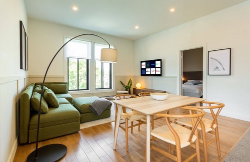 Hochelaga Apartment | Strawberry Stays! Secret to sweet dreams!