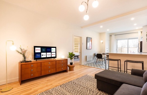 Hochelaga-Maisonneuve Apartment | Strawberry Stays! Secret to sweet dreams!