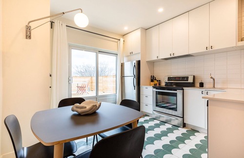 Hochelaga-Maisonneuve Apartment | Strawberry Stays! Secret to sweet dreams!