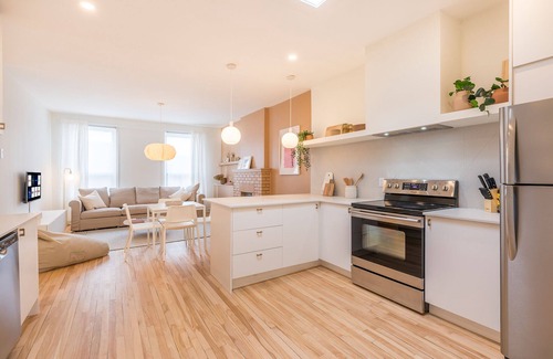 Maisonneuve Apartment | Strawberry Stays! Secret to sweet dreams!