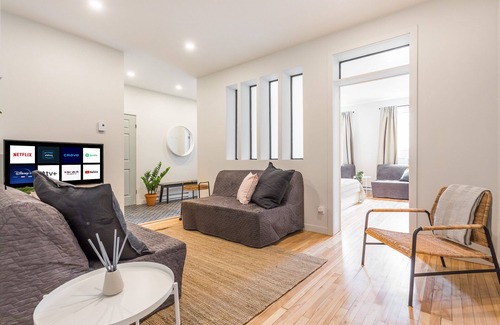 Hochelaga-Maisonneuve Apartment | Strawberry Stays! Secret to sweet dreams!