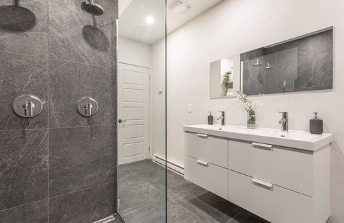 Hochelaga-Maisonneuve Apartment | Strawberry Stays! Secret to sweet dreams!