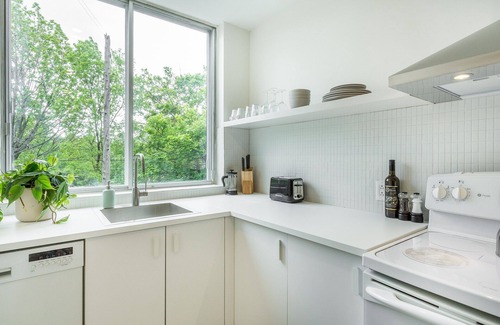 Hochelaga-Maisonneuve Apartment | Strawberry Stays! Secret to sweet dreams!